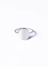 Anillo plateado de acero quirúrgico con forma ovalada lisa.