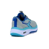 Zapatillas de running para mujer en tonos gris claro y azul cielo, con diseño ligero y suela acolchonada.