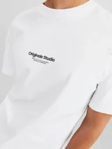 Camiseta blanca de manga corta y cuello redondo con estampado "Originals Studio" en el pecho.
