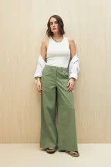 Pantalón wide leg verde oliva de tiro alto confeccionado en mezcla de algodón, nylon y elastano. El diseño incluye bolsillos delanteros amplios.