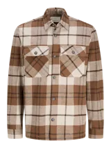 Sobrecamisa a cuadros marrón y beige de manga larga con cierre de botones y bolsillos en el pecho.