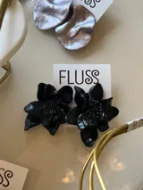 Aros colgantes hechos a mano con forma de flor color borgoña.