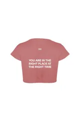 Remera corta color rosa con cuello redondo y estampado con el número 222 en el pecho.