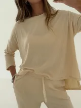 Remerón blanco de manga larga confeccionado en morley y viscosa.