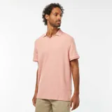 Remera rosa de punto de piqué con cuello en V y mangas cortas.