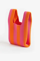 Bolso shopper chico tejido a rayas horizontales rosas y naranjas, con doble asa de mano.