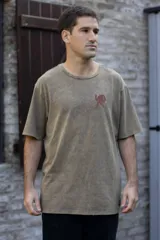 Remera blanca de manga corta con cuello redondo y estampado pequeño en el pecho de una figura humana caminando hacia una montaña.
