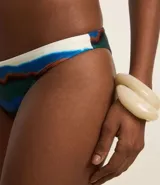 Bombacha de bikini estampada con rayas aquareladas en tonos azul, verde, blanco y naranja.