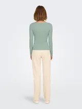 Camiseta acanalada color verde agua, de manga larga con cuello redondo y cierre parcial con botones.