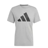 Remera gris de hombre Adidas Train Essentials con logo de la marca en el pecho.