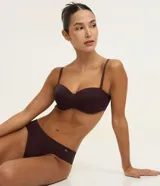 Kit de dos bombachas tipo bikini, una color negro y otra beige, confeccionadas en microfibra con elastano. Presentan un canesú ancho y liso sin elástico visible en la cintura.