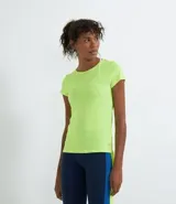 Remera deportiva color verde flúor, de corte clásico, con cuello redondo y mangas cortas.
