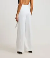 Pantalón pantalona negro de crepé con superposición y lazo lateral.