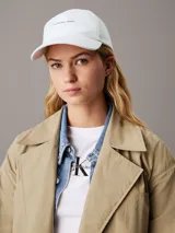 Gorra blanca de sarga de algodón con logo Calvin Klein Jeans bordado en gris en el frente.