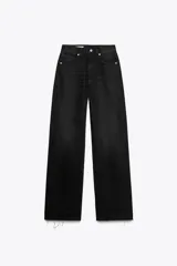 Pantalón de jean negro de corte wide leg, tiro alto, largo hasta el tobillo y terminación desflecada.