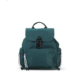 Mochila verde militar de nylon con tapa y broche metálico. Tiene apertura superior con cierre marinero, bolsillos internos, bolsillo con cierre metálico al frente y laterales. Incluye asas rígidas de mano y correas regulables para colgar en la espalda.