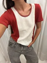 Remera con detalles en puntilla, color rojo y blanco, de corte regular y ajuste cómodo.