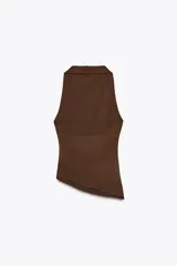 Top marrón de cuello halter con textura y drapeado lateral. Espalda y bajo asimétricos. Cierre en cuello con botones.