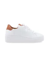 Sneaker Adelaida de cuero graneado color verde oliva, con cordones de algodón y suela elevada color crema.