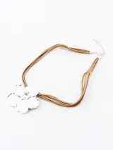 Collar con colgante de flor plateada y cordones finos color beige.
