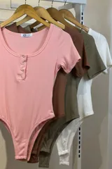 Body blanco de morley con escote en V y botones frontales.