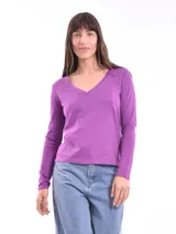 Remera de manga larga color ladrillo, con escote en V.