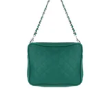 Cartera bandolera de tamaño medio, color gris claro, con diseño acolchado y correa de cadena.