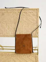 Bandolera marrón de cuero gamuzado con correa larga de cuero negro.