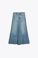 Falda larga de denim azul, de tiro alto, con trabillas y cinco bolsillos. Cierre frontal con cremallera y botón metálico.