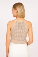 Musculosa cropped de acrílico calado, con breteles finos y cuello recto.