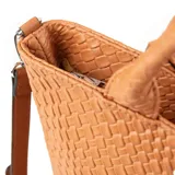 Bolso tote color suela con textura símil cuero croco, doble asa corta y correa larga regulable y extraíble. Tiene cierre superior, bolsillo interno con cierre y dos bolsillos abiertos.