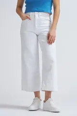 Pantalón culotte de jean color blanco, de tiro alto y corte ancho.
