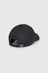 Gorra de béisbol gris oscuro con logo 'AB' bordado en el frente. Confeccionada en sarga de lana y algodón, con correa ajustable en la parte trasera.