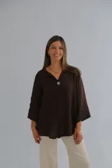Blusa marrón chocolate de lino, con cuello en V, manga 3/4 y cierre frontal con un botón.