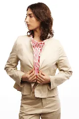 Chaqueta color beige con cuello mao y volado en el bajo.
