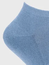 Calcetín deportivo tobillero de tejido de punto acanalado, color celeste claro.