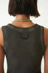Vestido largo gris oscuro, ajustado al cuerpo, sin mangas y con cuello redondo. Confeccionado en tejido de morley con leve efecto desgastado.