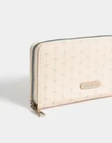 Billetera negra rectangular con cierre circundante y tag metálico con logo.