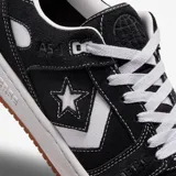 Championes urbanos Converse AS-1 Pro, color negro con detalles en blanco, confeccionados en gamuza y cuero, con logo de estrella característico en los laterales y suela de goma color caramelo.