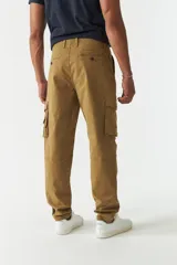 Pantalón cargo color ocre, de corte recto, con bolsillos laterales y traseros con solapa.