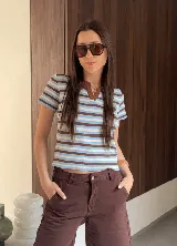 Remera tejida a rayas horizontales en color celeste, blanco y marrón, con cuello polo marrón y mangas cortas.