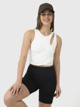 Top musculosa crop color blanco, con breteles anchos y diseño cruzado con abertura en el frente.