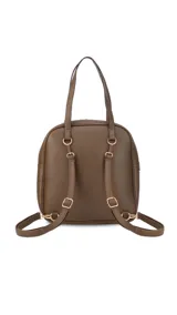 Mochila color marrón con doble asa de mano y correas traseras regulables. Presenta un bolsillo frontal con cierre y compartimento interno para iPad.