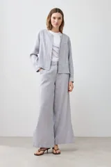 Chaqueta gris melange de lino con cierre frontal y mangas largas.