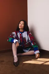Cárdigan tejido en jacquard con diseño de casas en tonos gris, rojo, verde y azul.
