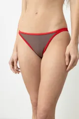 Bombacha de bikini color chocolate con vivos en color rojo.