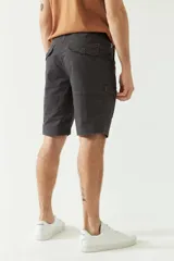 Bermuda cargo color beige para hombre, con logo en grifa metálica y pasa cinto.