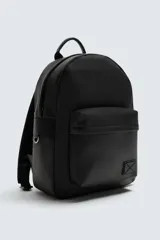 Mochila negra lisa con acabado engomado, compartimento principal con cierre de cremallera, bolsillo interior con cierre, bolsillo frontal con cierre, parte posterior acolchada con banda de sujeción para equipaje, asa de mano y dos asas de hombro ajustables y acolchadas.