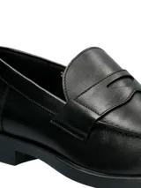 Mocasín negro de cuero con plantilla de cuero y suela de goma.