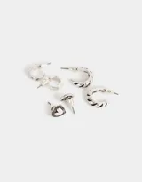 Set de tres pares de aros con pasante bañados en plata. Incluye un par de aros tipo botón con forma de corazón, un par de aros tipo argolla lisa y un par de aros tipo argolla con textura de rayas.